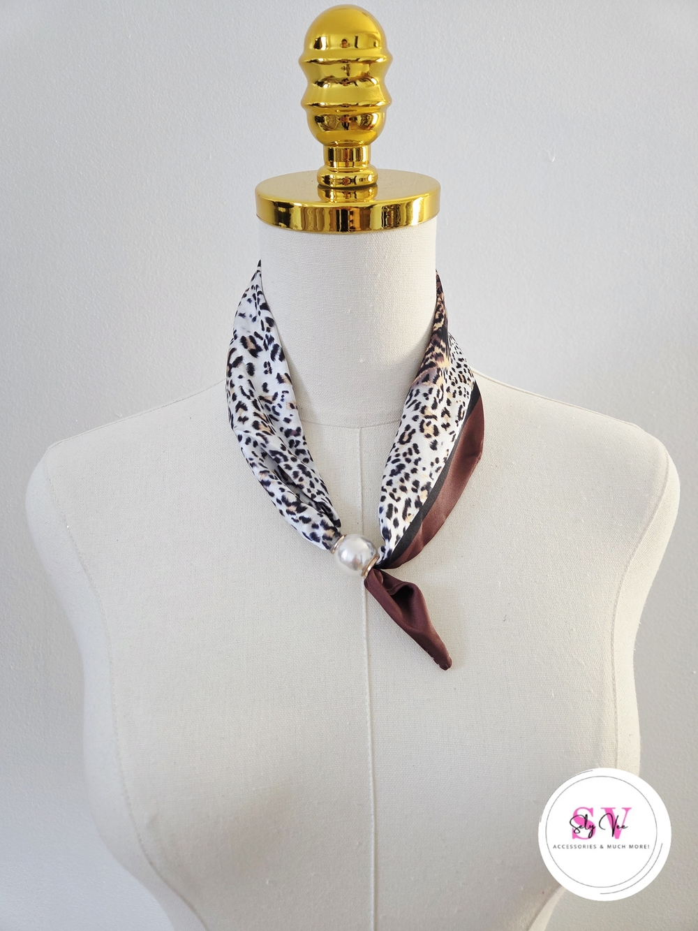 Leopard print scarf with magnetic pearl closure